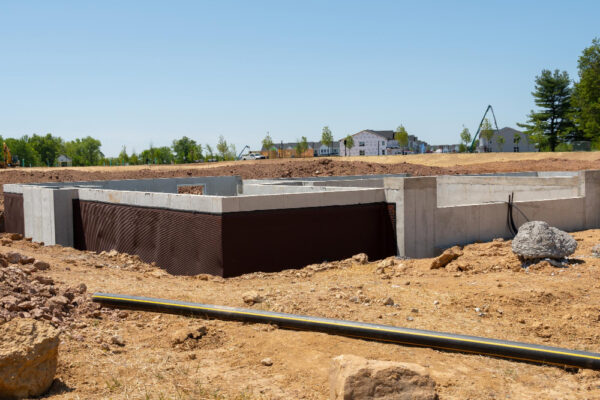 Fundație de beton în construcție pe teren rezidențial