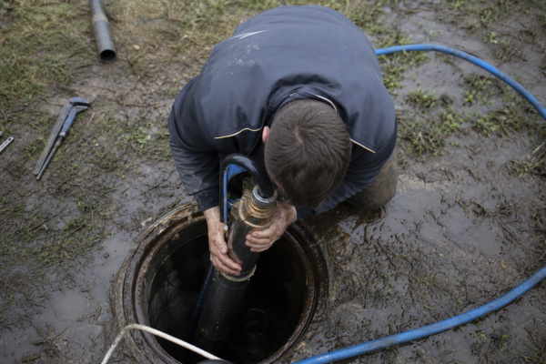 Pompa submersibilă nu mai pornește: ce verifici înainte de service