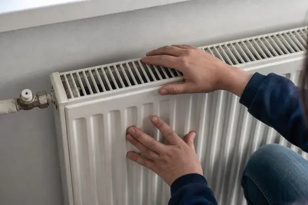 Calorifer cald sus și rece jos: ce problemă poate indica