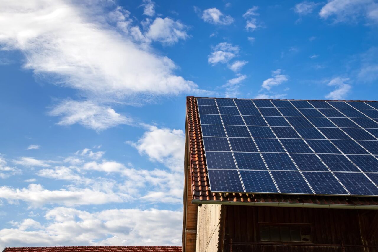 Cât pierde un sistem fotovoltaic dacă acoperișul nu este orientat spre sud