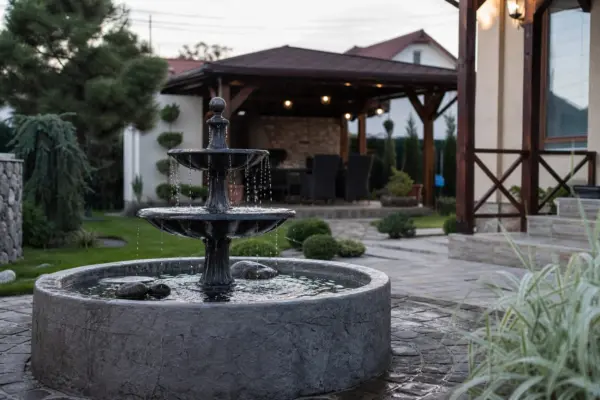 Fântână din piatră sau metal? Ce model se potrivește curții tale