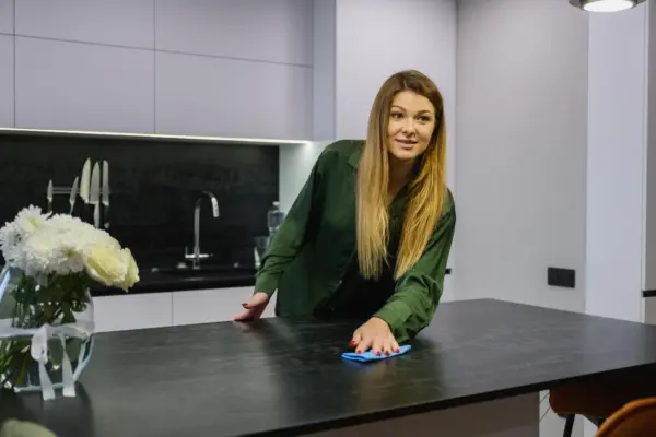 Blatul de bucătărie: cum compari materialele după întreținere și utilizare